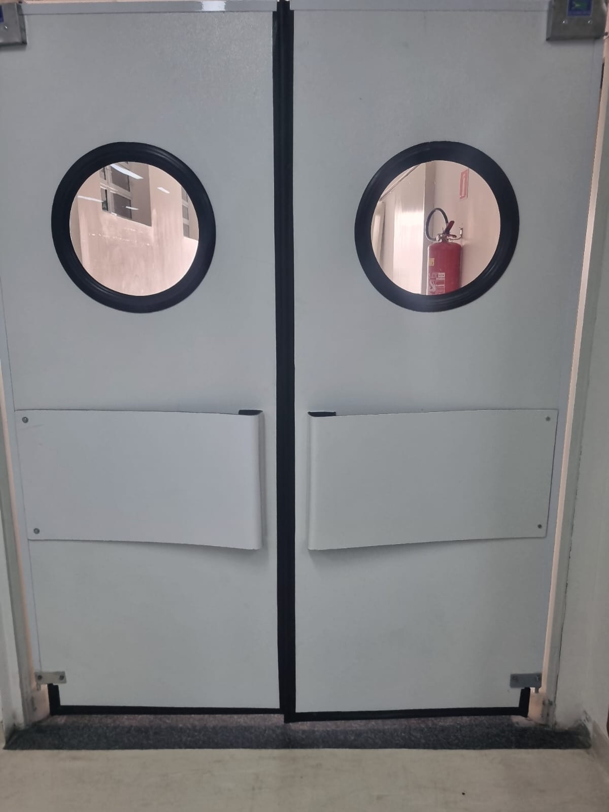 Portas em ABS rígido - Instalação em clínica